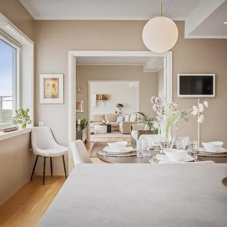 アパート 112 Sqm Penthouse With An Omg Fjord View *